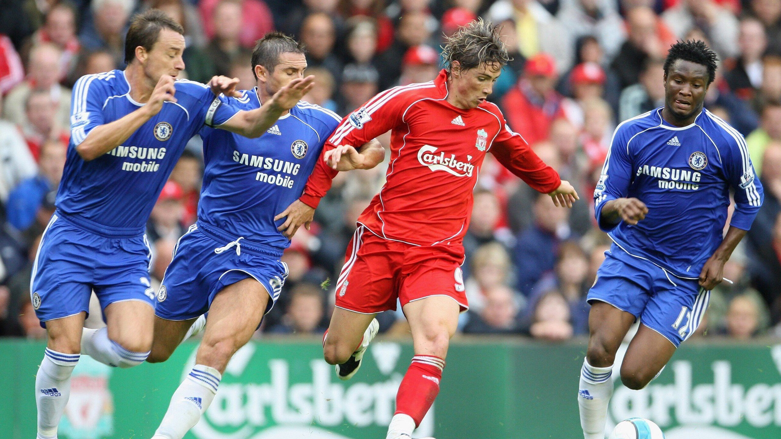 万圣节装扮跑 僵尸、巫女与超级英雄同场“追逐”